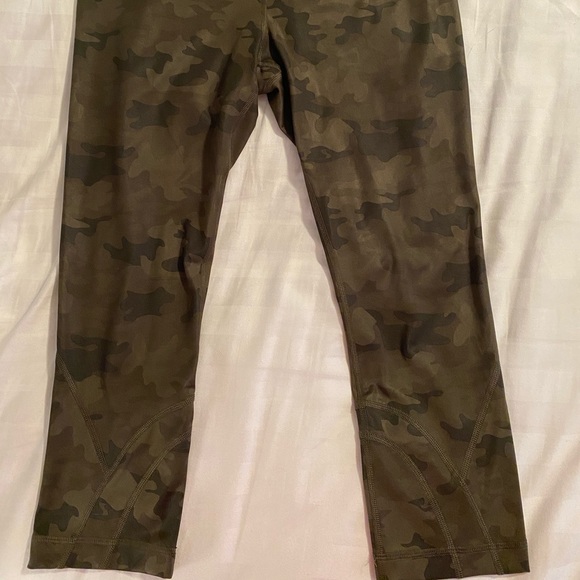 Lululemon Inspire 21” Camo Wunder Under Capris - Picture 6 of 7